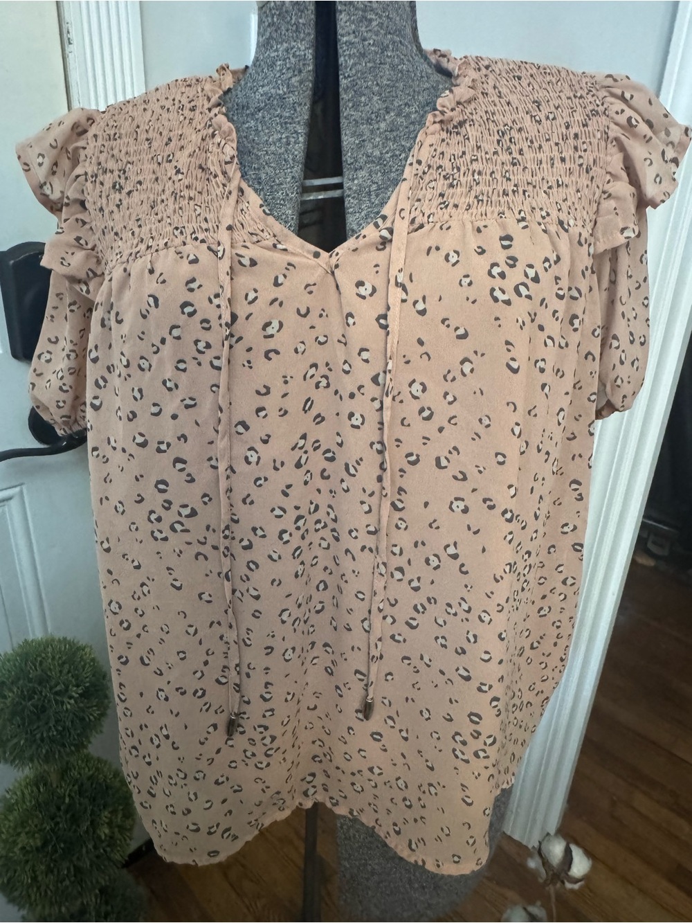 Women's Entro Leopard Print Smocked Neck Ruffle Sleeve Blouse Small